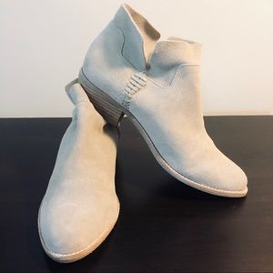 ✨HP✨ Dolce Vita White Cream Suede Ankle Booties